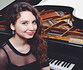 Viola Paço, piano